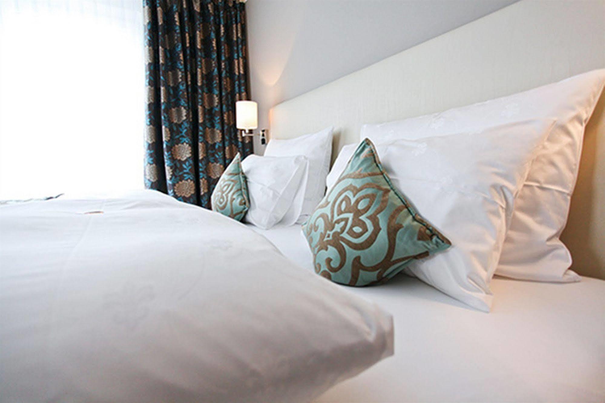 Hotel Palatina "Hotel-Restaurant" Нойштадт-ан-дер-Вайнштрасе Экстерьер фото