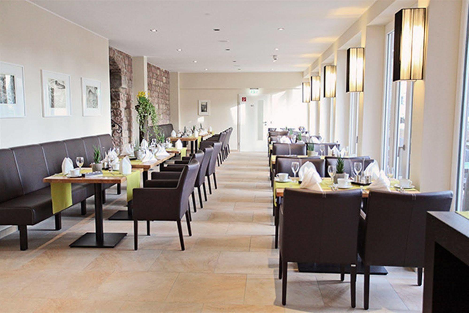 Hotel Palatina "Hotel-Restaurant" Нойштадт-ан-дер-Вайнштрасе Экстерьер фото