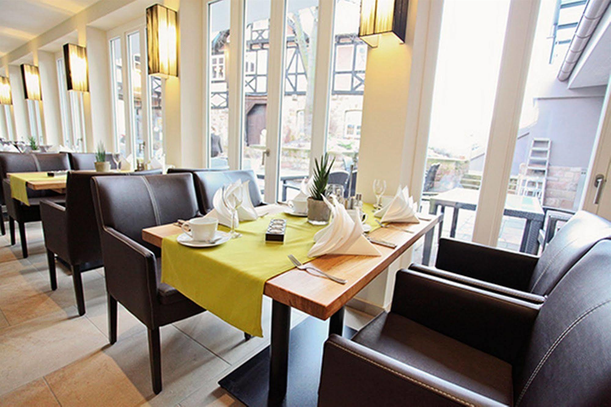 Hotel Palatina "Hotel-Restaurant" Нойштадт-ан-дер-Вайнштрасе Экстерьер фото